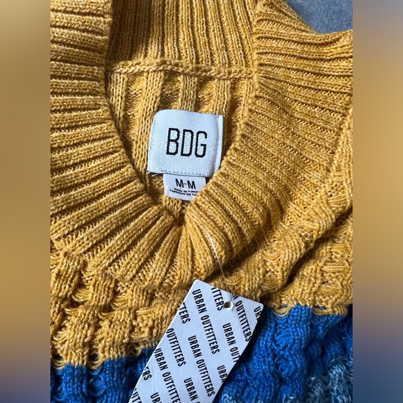 NWT Urban Outfitters BDG Sweater Women’s Medium Max Oversized Waffle Knit Gold - Picture 4 of 8